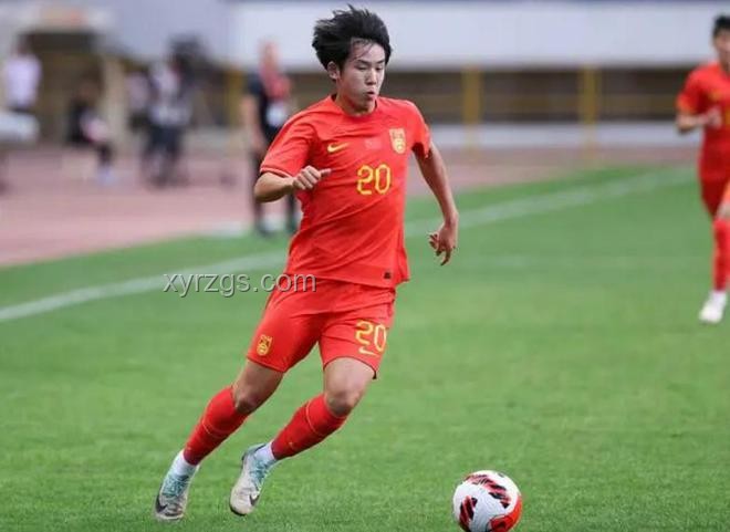 18岁新星引领国足未来：王钰栋成老将新希望